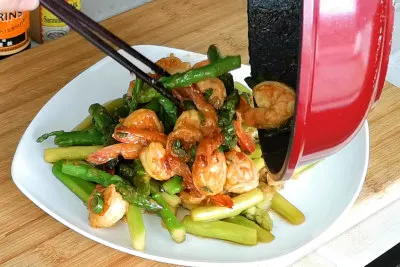 shrimp and asparagu stir fry plating
