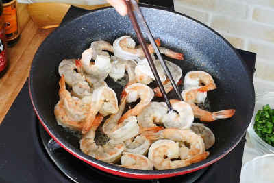 shrimp and asparagu stir fry saute shrimp