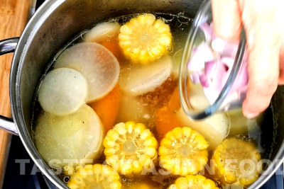 Chinese vegetable soup - add onion