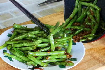 Sauteed green bean - dish out and serve