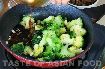 Beef and broccoli stir-fry - add sauce