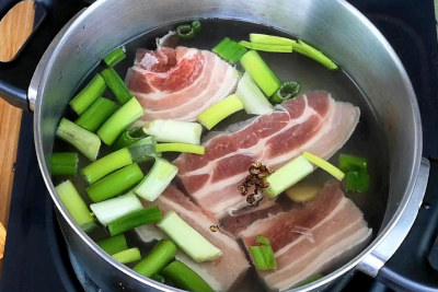twice-cooked pork - add water to boil pork