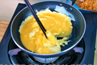 Omurice - stir the egg