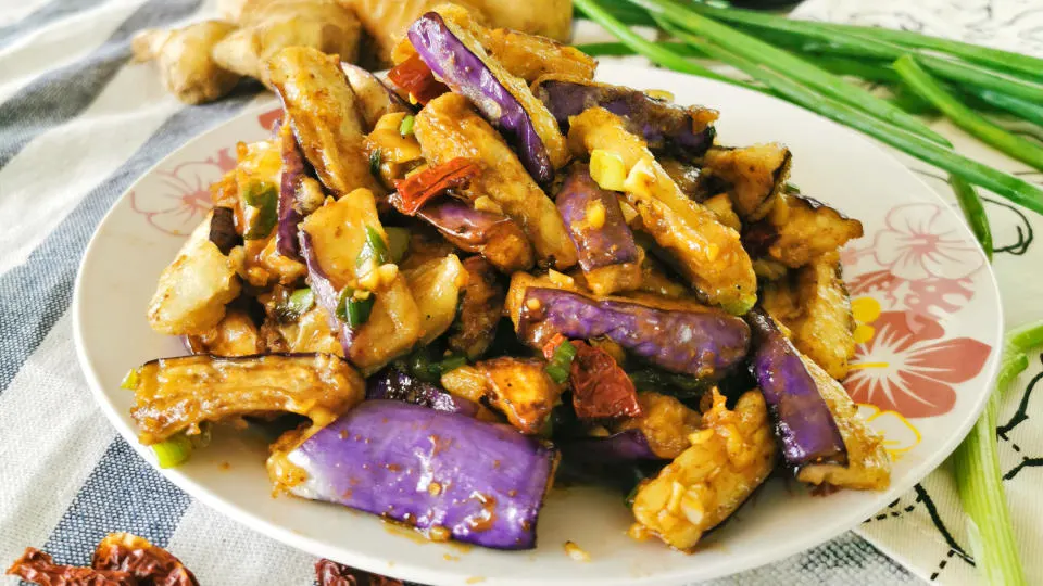 This Chinese eggplants recipe is incredibly flavorful. It soaks up all the gravy's flavor to turn an ordinary vegetable to a delightful treat. This article also shows you how to preserve its vibrant purplish color, preventing it from being too oily, and avoiding it from turning soggy.