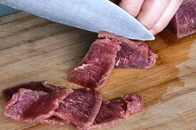 beef chow fun - slice the beef 1